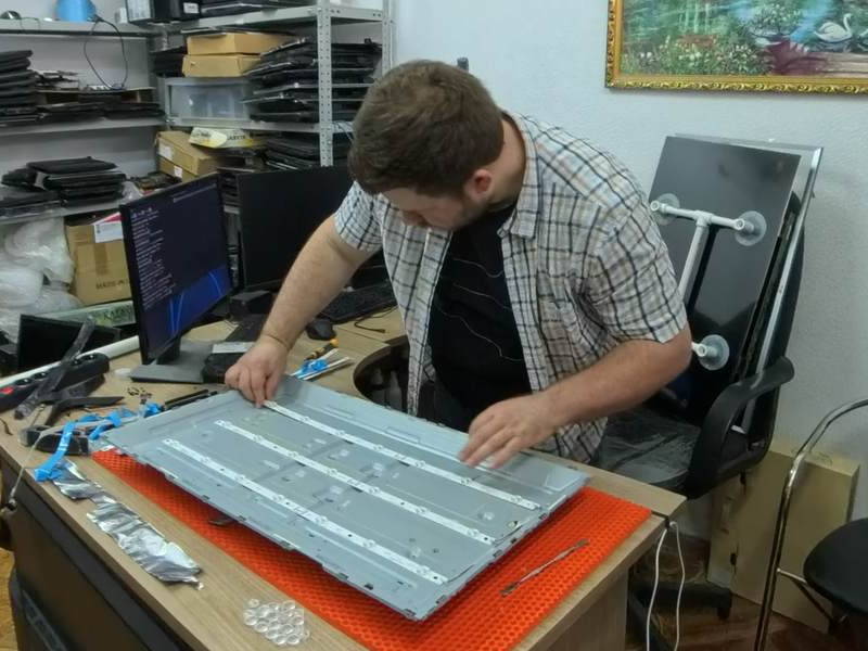 Процесс ремонта телевизора Алексеем Симакиным